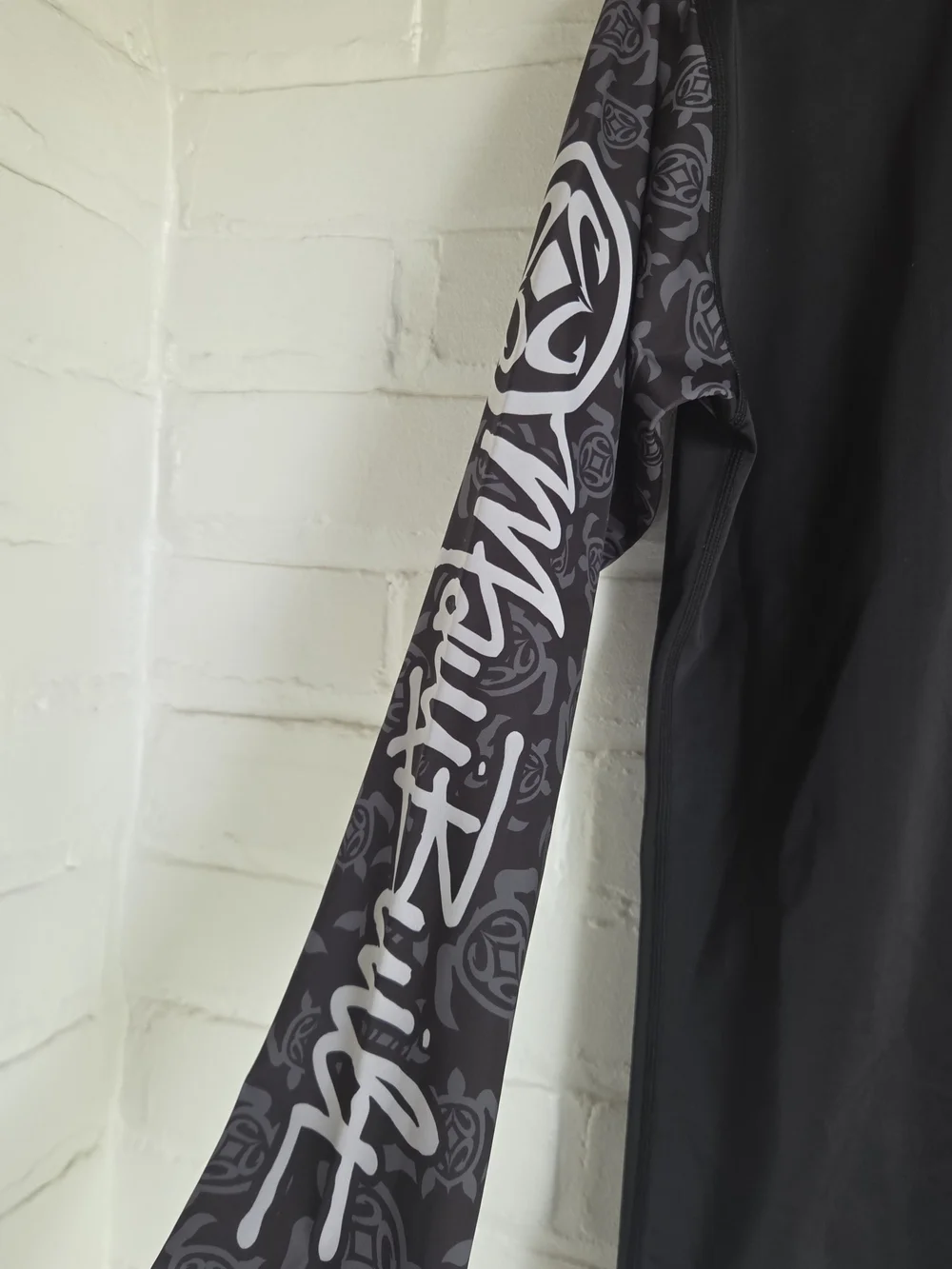 Maui Built Rash Guard Surf Shirt Black Gray Turtle Long Sleeve Size Small